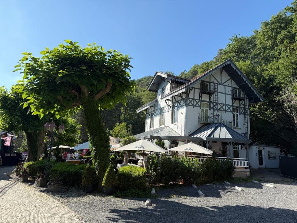 Property building, Restaurant/places to eat