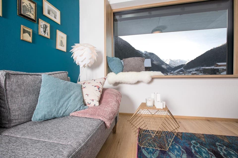 Decorative detail, Garden view, Mountain view