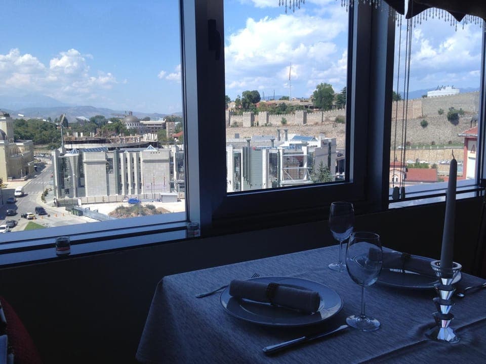 Restaurant/places to eat, Balcony/Terrace, City view