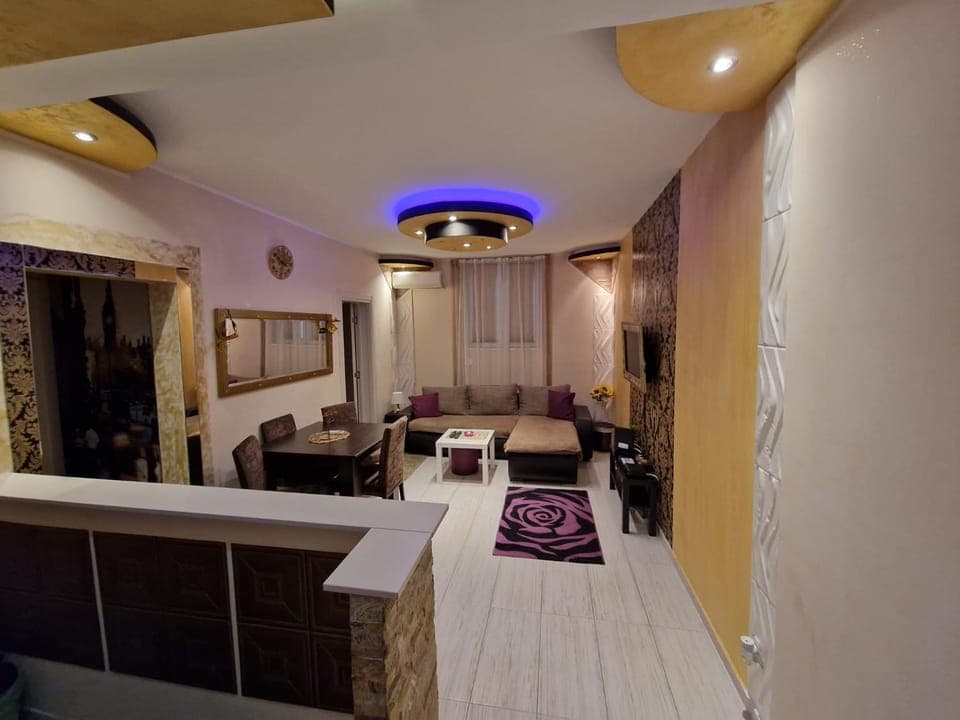 TV and multimedia, Living room, Photo of the whole room, Seating area, Dining area