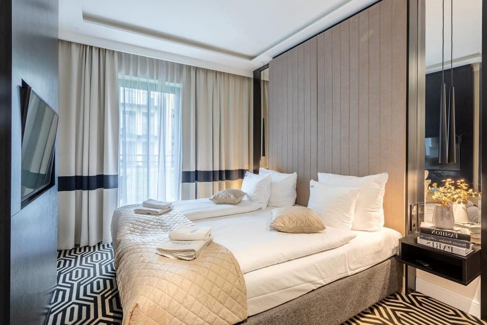 Bed, TV and multimedia, Bedroom