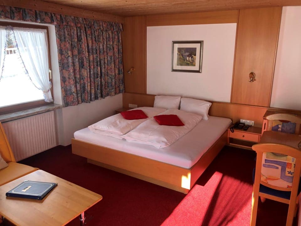 TV and multimedia, Photo of the whole room, Seating area, Bedroom