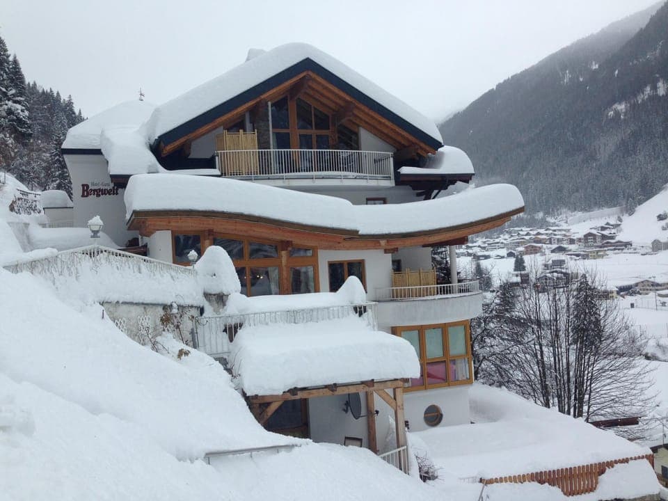 Facade/entrance, Day, Winter, Skiing, On site