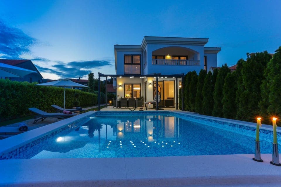 Facade/entrance, Night, Area and facilities, Swimming pool