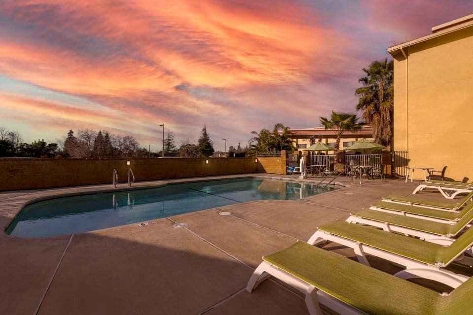 Property building, Pool view, Swimming pool, Sunrise, Sunset, sunbed