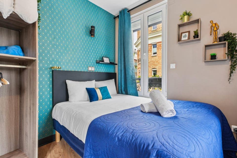 Bed, Photo of the whole room, Bedroom, towels