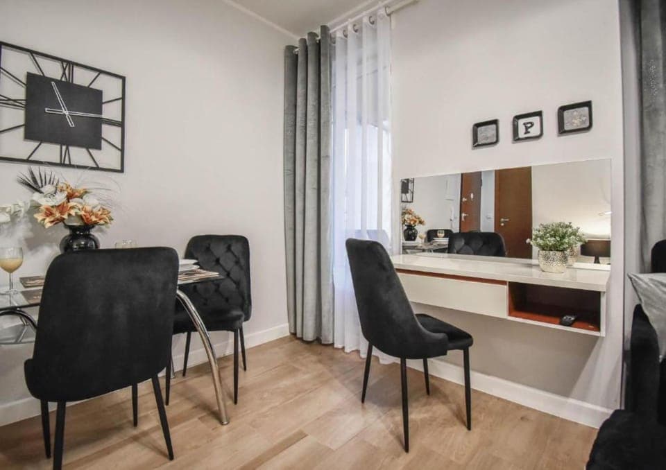 Living room, Seating area, Dining area, hair dresser