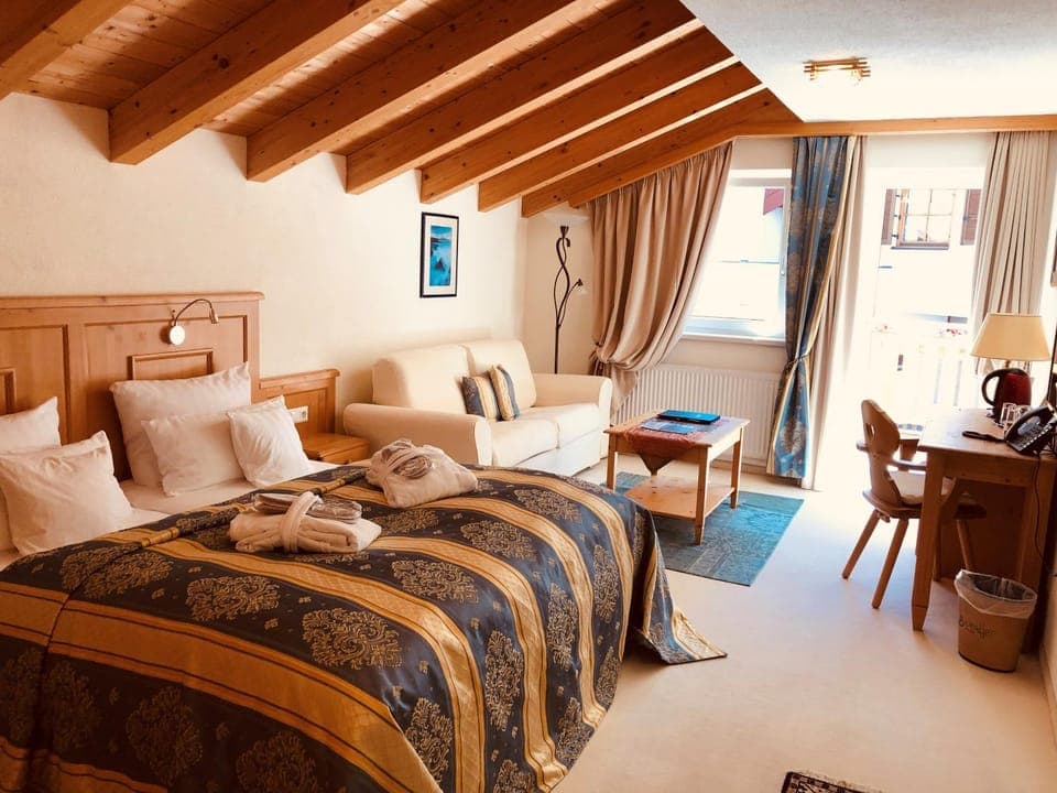 Bed, Photo of the whole room, Seating area