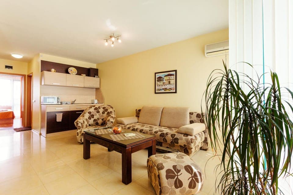 Coffee/tea facilities, Kitchen or kitchenette, Living room, Seating area, Dining area, minibar, air conditioner