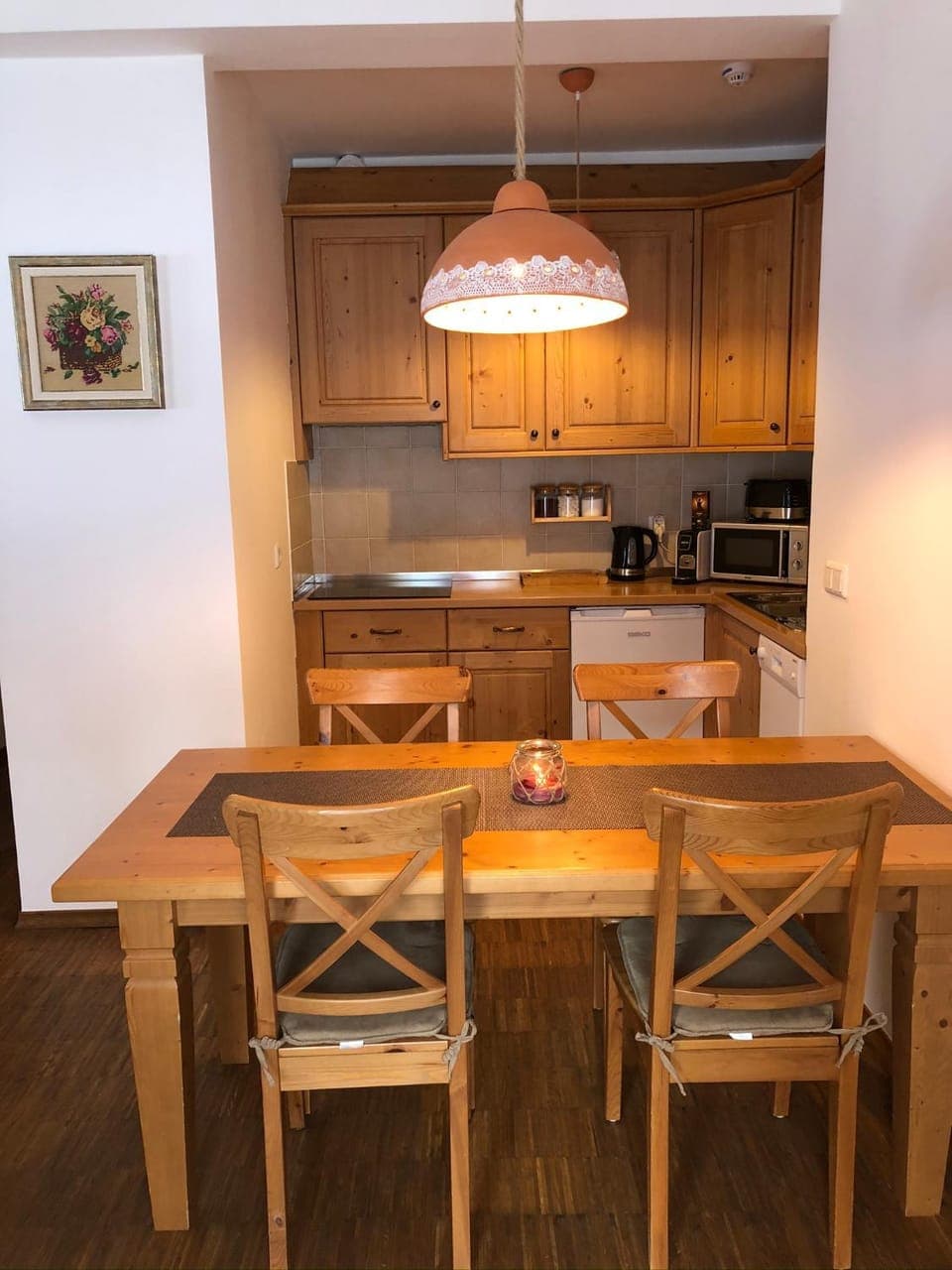 Kitchen or kitchenette, Dining area