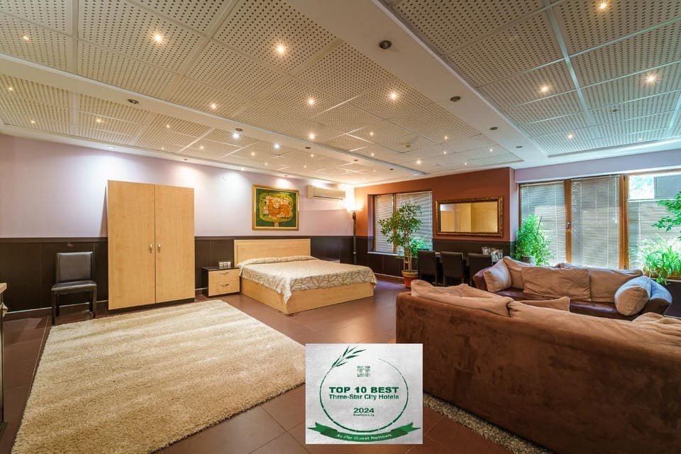 Bed, Photo of the whole room, Seating area, Bedroom, wardrobe