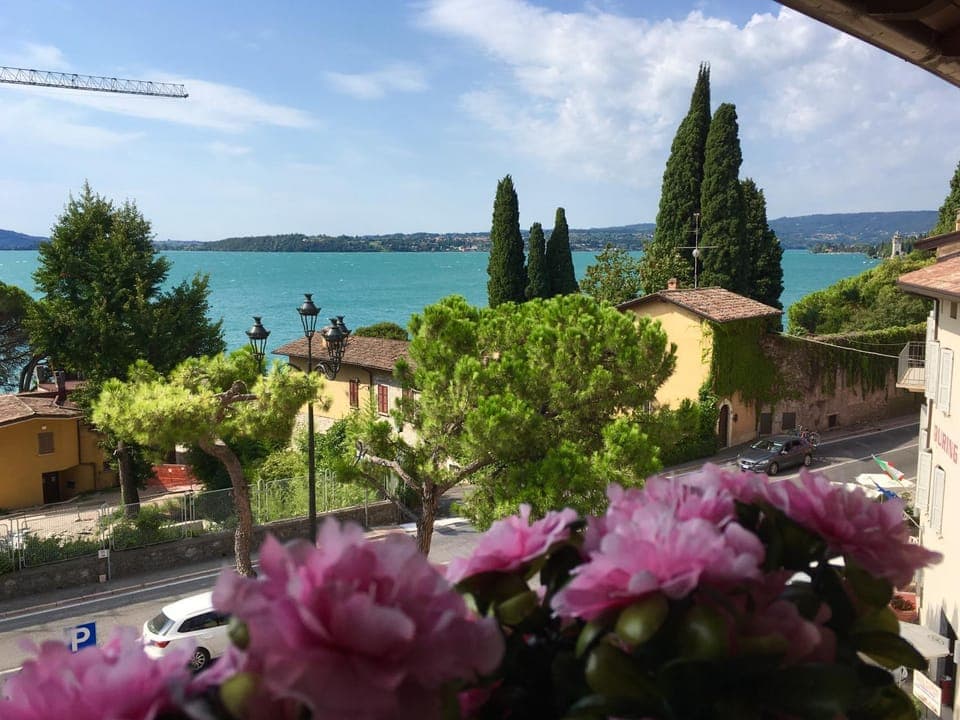 Neighbourhood, Lake view