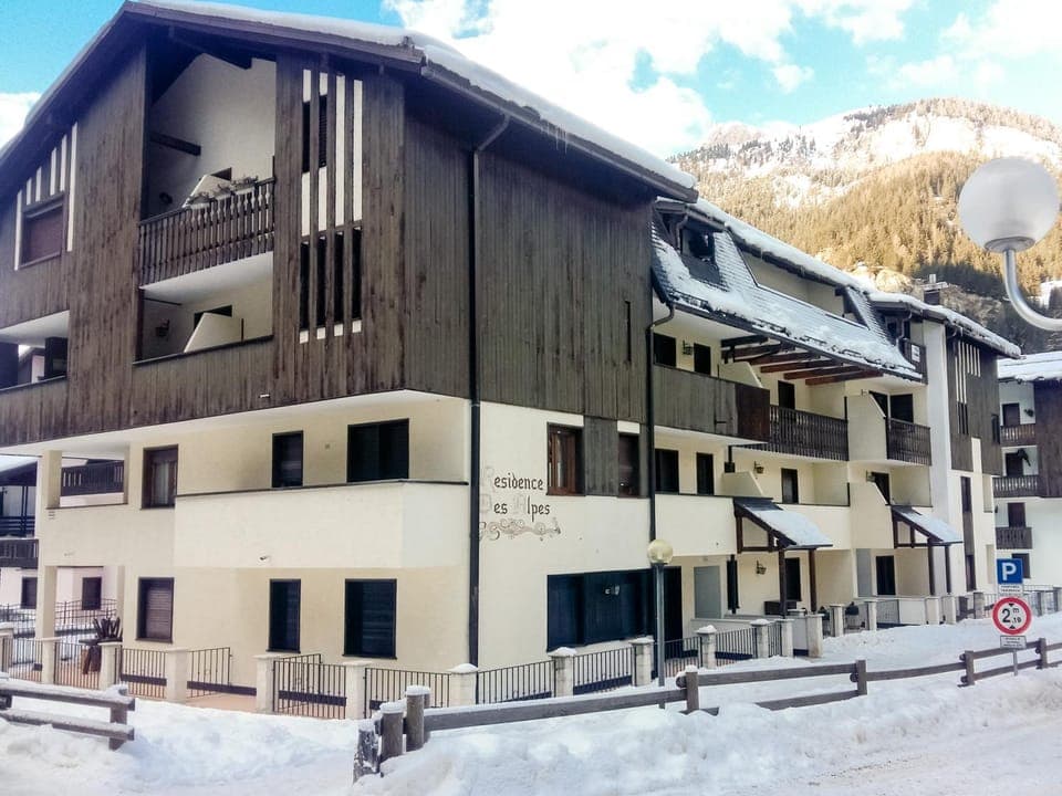 Facade/entrance, Day, Skiing, On site