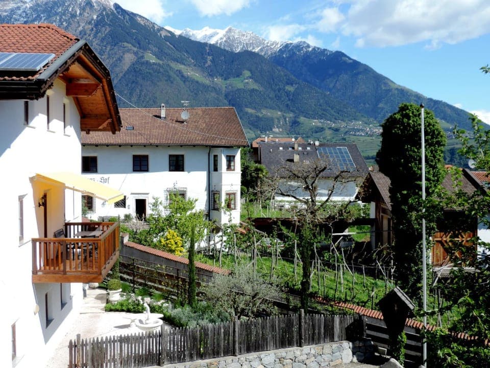 Property building, Neighbourhood, Balcony/Terrace, Mountain view