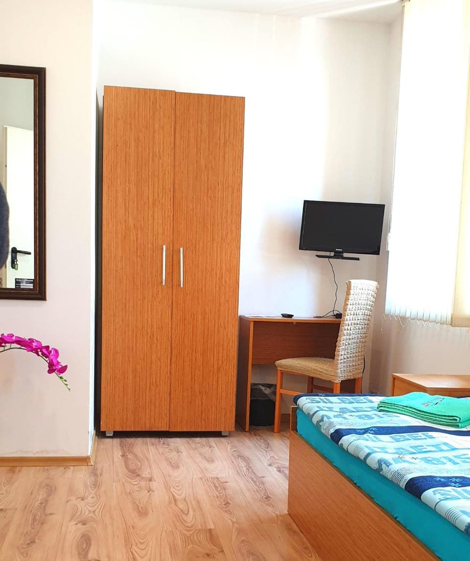 Bed, TV and multimedia, Bedroom, Area and facilities