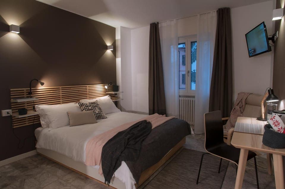 Bed, TV and multimedia, Bedroom