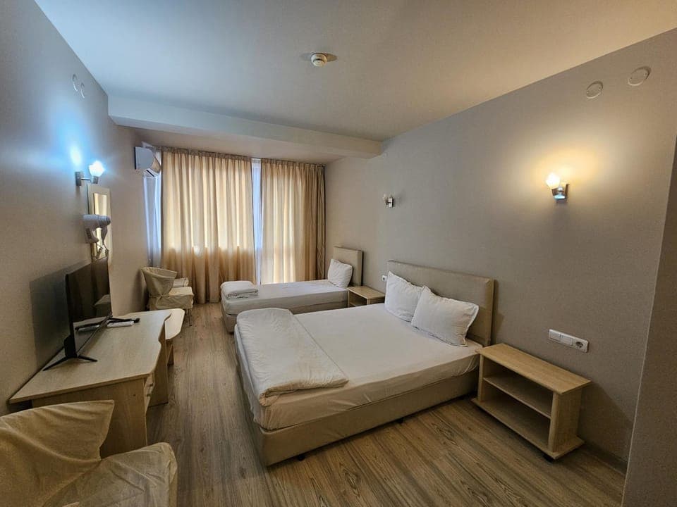 Bed, TV and multimedia, Photo of the whole room, Seating area, Bedroom