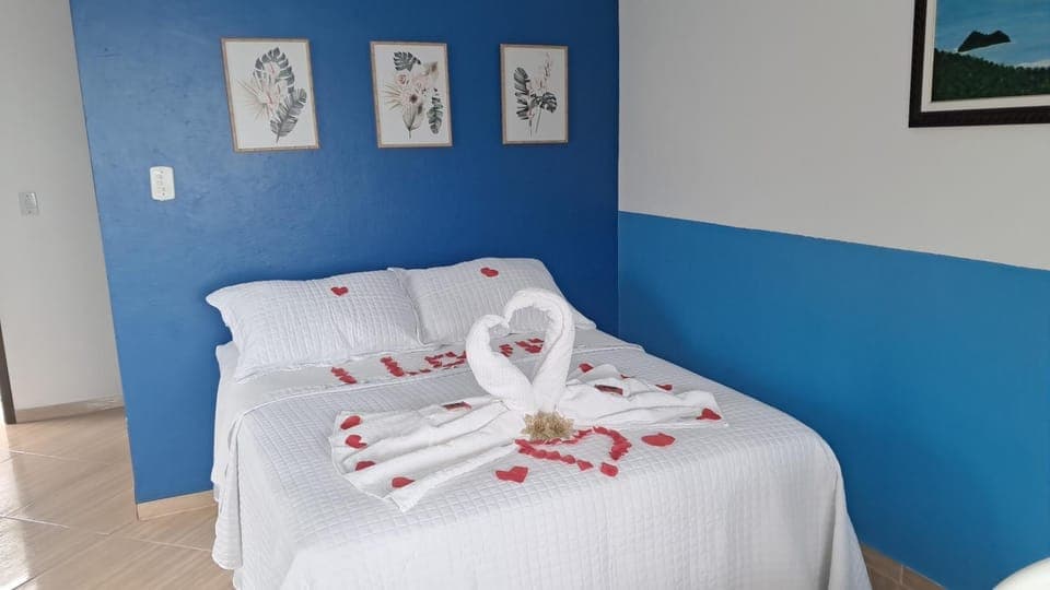 Bed, Bedroom, towels