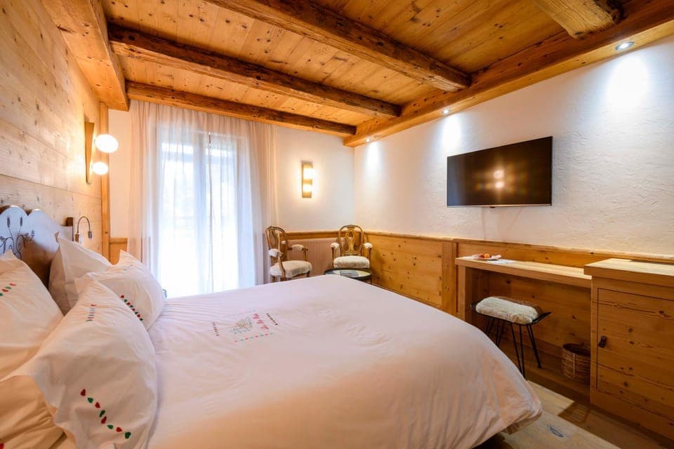 Bed, TV and multimedia, Photo of the whole room, Bedroom, Mountain view