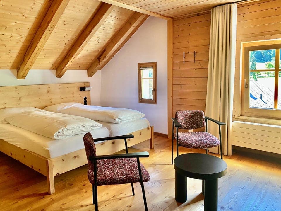 Bed, Photo of the whole room, Seating area