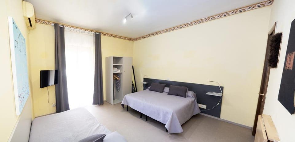 Bed, TV and multimedia, Photo of the whole room, Bedroom