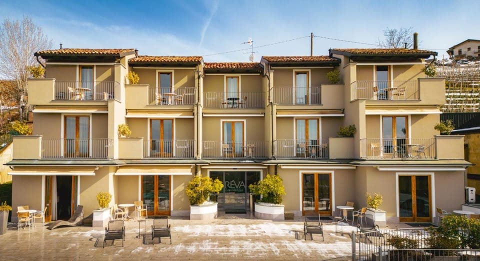 Property building, Facade/entrance, Day, Winter, View (from property/room), Balcony/Terrace, sunbed