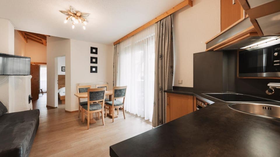 Kitchen or kitchenette, Seating area, minibar, stove