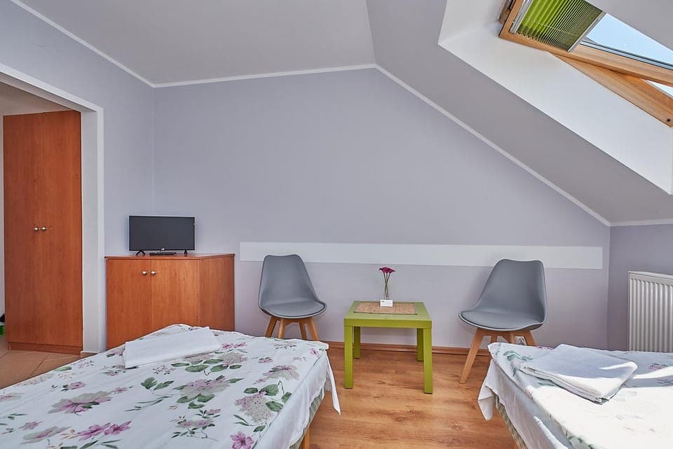 Photo of the whole room, Garden view