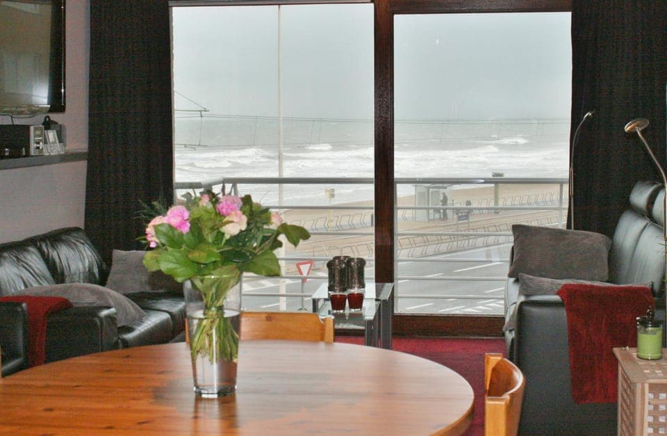 Living room, Decorative detail, Seating area, Dining area, Sea view