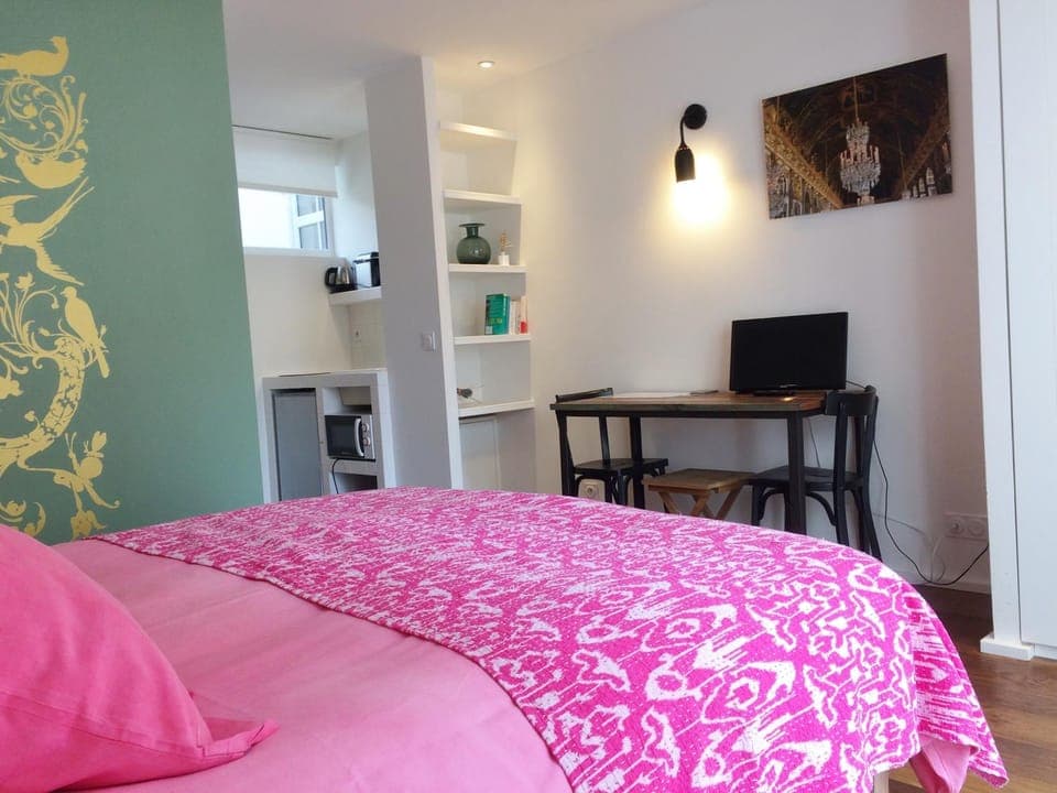 Bed, TV and multimedia, Bedroom