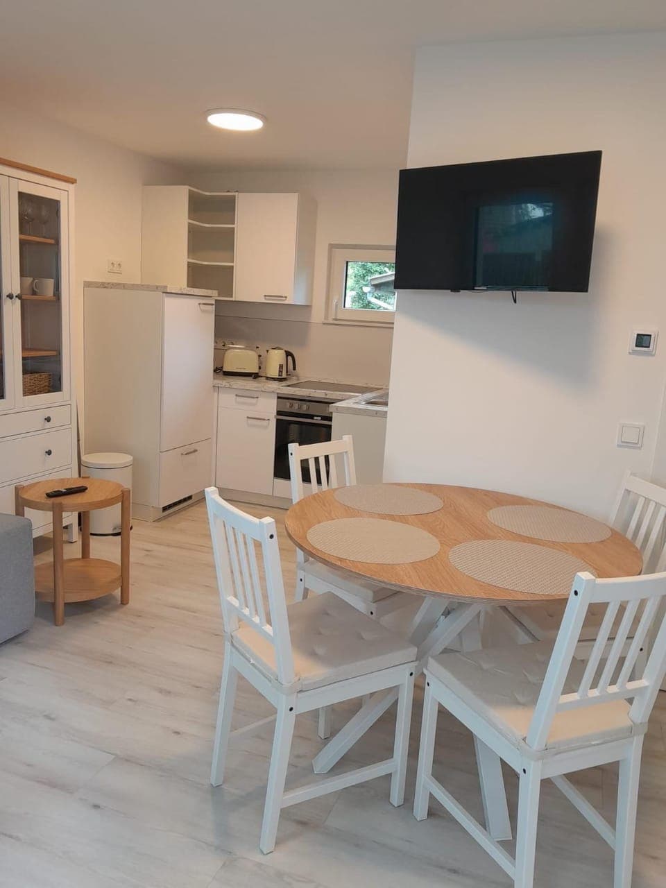 Kitchen or kitchenette, Dining area