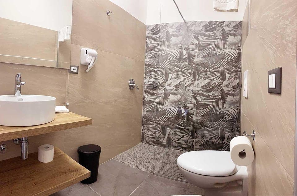 Shower, Toilet, Bathroom, bidet, towels