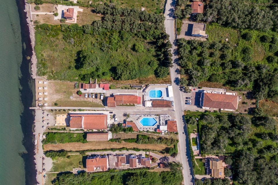 Property building, Neighbourhood, Natural landscape, Bird's eye view, Swimming pool, Location