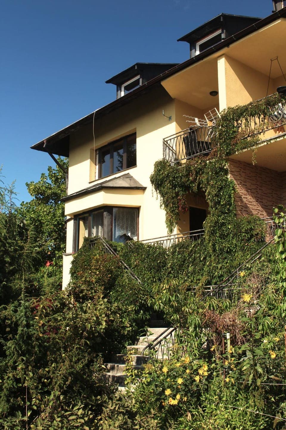 Property building, Garden, Balcony/Terrace