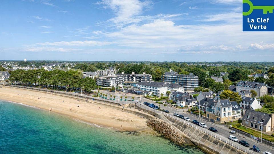 Property building, Nearby landmark, Day, Neighbourhood, Natural landscape, Bird's eye view, Beach, City view, Sea view, Street view, Location