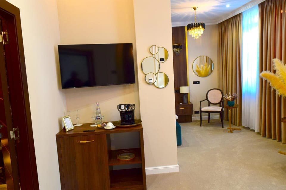 TV and multimedia, Coffee/tea facilities, Photo of the whole room