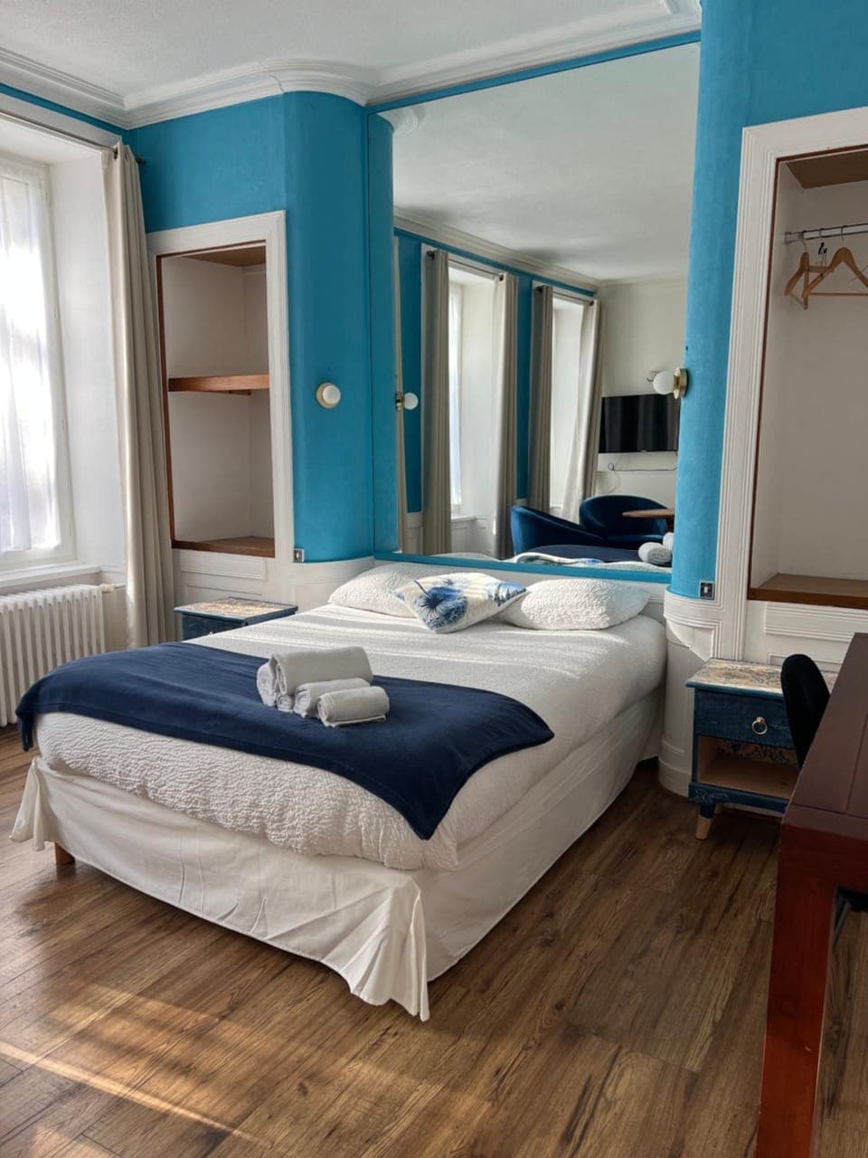 Bed, TV and multimedia, Photo of the whole room, Seating area, Bedroom, towels