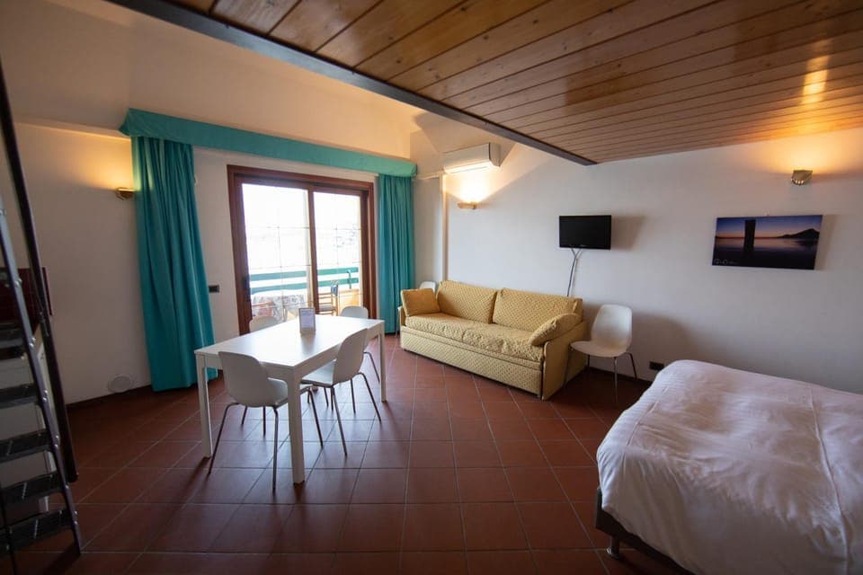 Bed, TV and multimedia, Living room, Photo of the whole room, Seating area, Bedroom