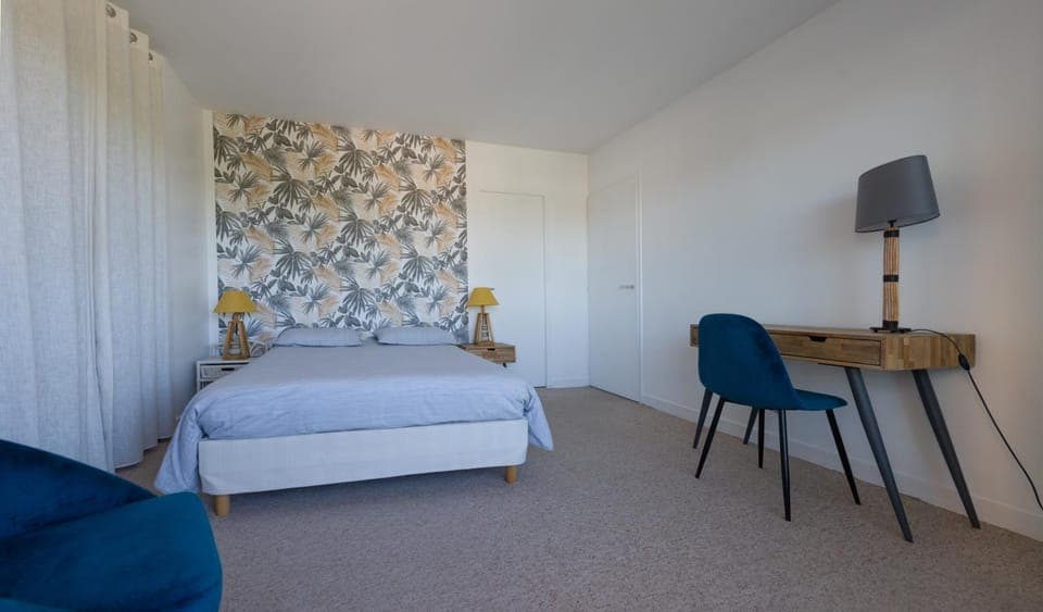 Bed, Photo of the whole room, Bedroom