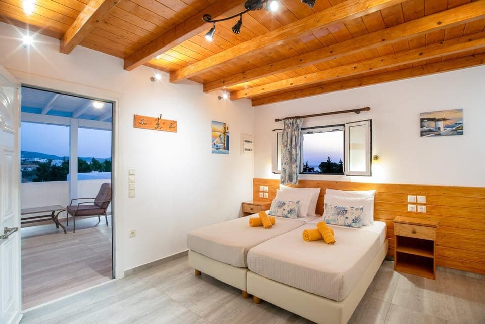 View (from property/room), Balcony/Terrace, Bedroom, City view, Landmark view, Mountain view, Sea view, Street view, Quiet street view