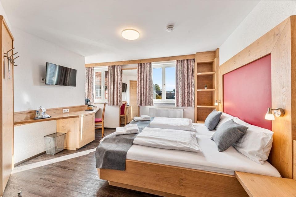 Bed, TV and multimedia, Photo of the whole room