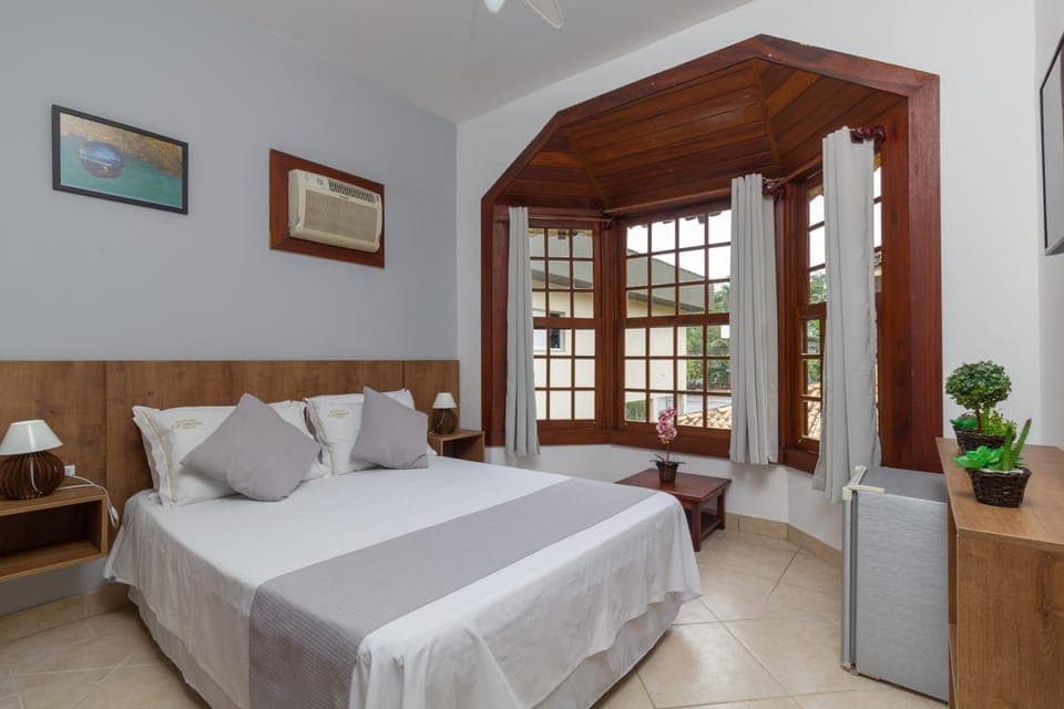 Photo of the whole room, Pool view