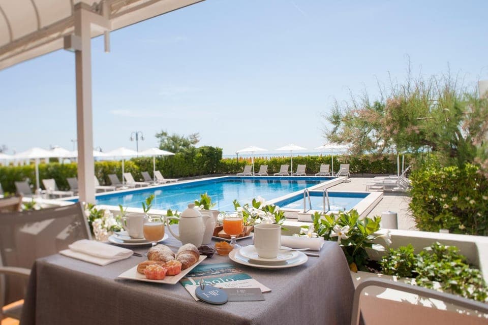 Balcony/Terrace, Food and drinks, Swimming pool