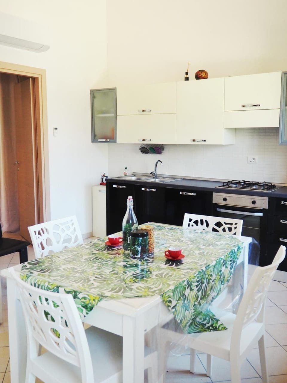 Kitchen or kitchenette, Dining area, Drinks