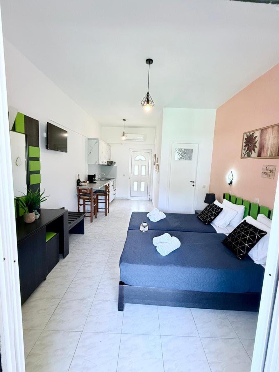 Communal lounge/ TV room, Bed, TV and multimedia, Kitchen or kitchenette, Living room, Photo of the whole room, Seating area, Dining area, Evening entertainment, Bedroom, towels