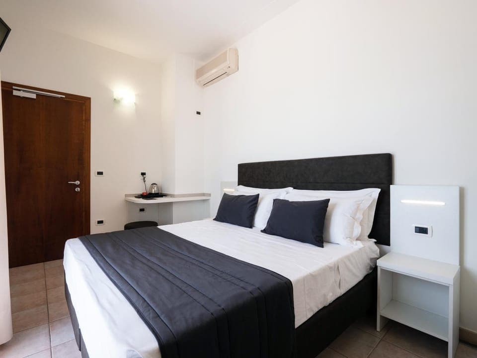 Bed, Photo of the whole room, Sea view