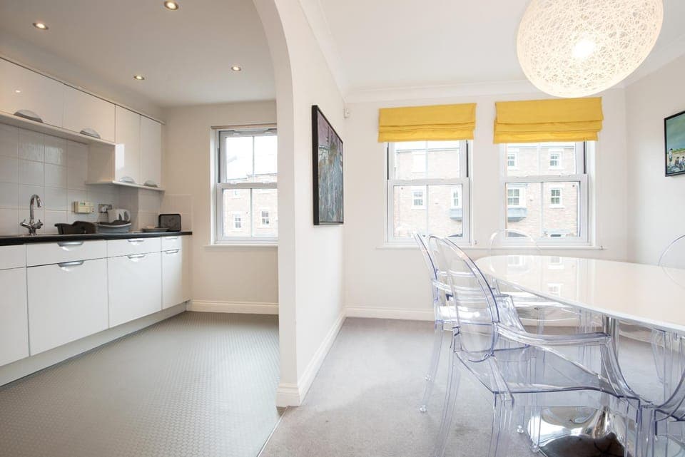 Kitchen or kitchenette, Dining area