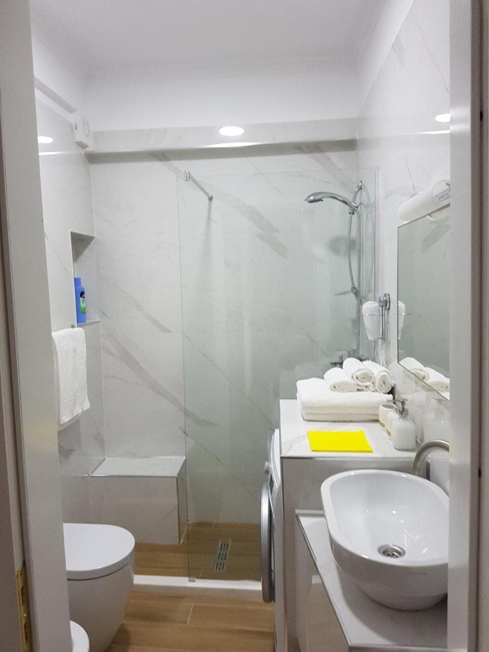 Shower, Toilet, Bathroom, towels