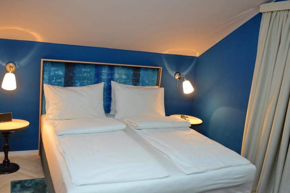 Toilet, Bed, Bathroom, TV and multimedia, Balcony/Terrace, Inner courtyard view