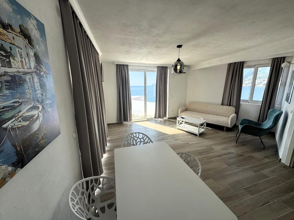 Living room, Decorative detail, Dining area